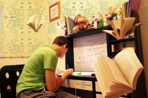 20代男性がIT転職を成功させるための夜の勉強の続け方は？