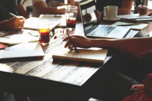 20代男性が未経験からIT転職を成功させるための学習計画の例は？